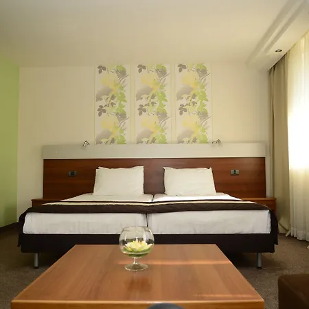 Hotel Forum - Free Parking For Cars 3*