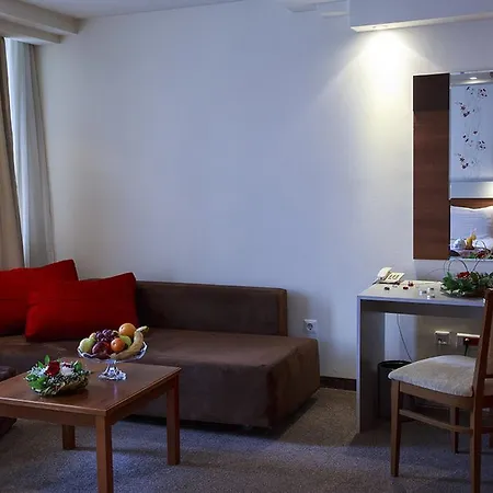 Hotel Forum - Free Parking For Cars 3*