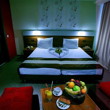 Hotel Forum - Free Parking For Cars 3*