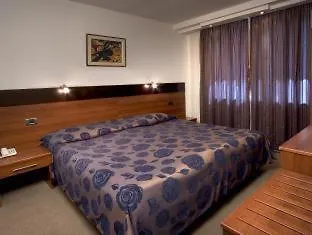 Hotel Forum - Free Parking For Cars