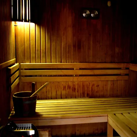 Hotel Forum - Free Parking For Cars