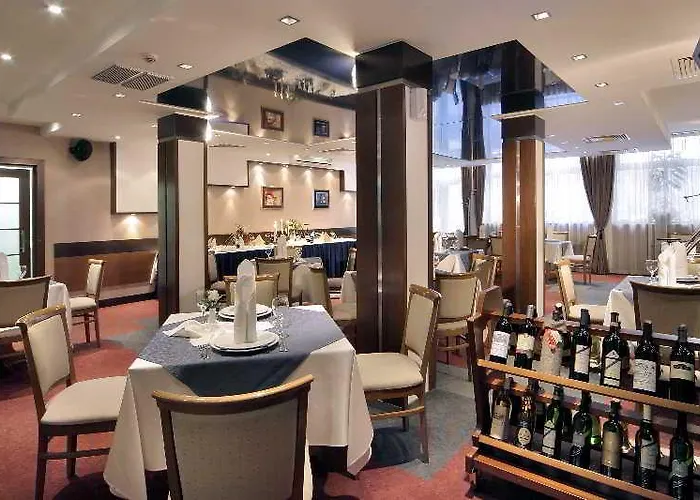 Forum - Free Parking For Cars מלון