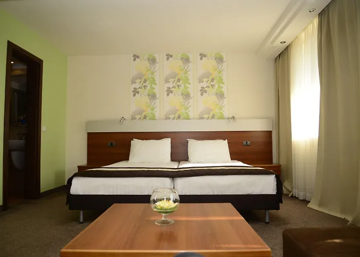 Hotel Forum - Free Parking For Cars 3*