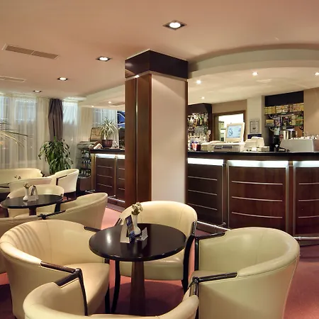 Отель Forum - Free Parking For Cars 3*